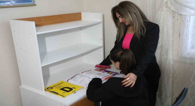 Karsta öğrencilere ders çalışma masası