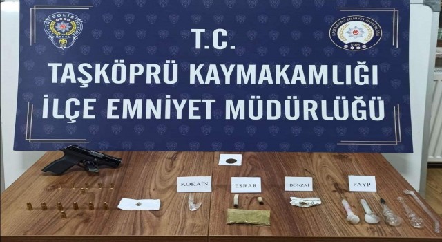 Kastamonuda uyuşturucu ve ruhsatsız silahla yakalanan 3 kişi gözaltına alındı
