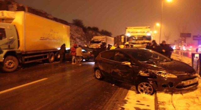 Kayseride 8 araçlı zincirleme trafik kazası: 1i ağır 5 yaralı