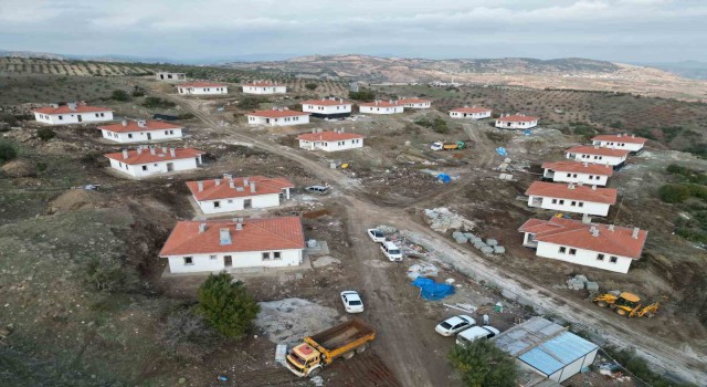 Kiliste depremzedeler için yapılan köy evlerinin inşası sürüyor