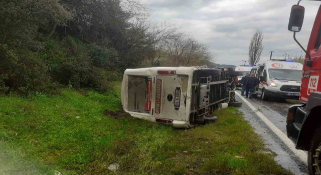 Koçarlıda yolcu minibüsü devrildi: 2 yaralı