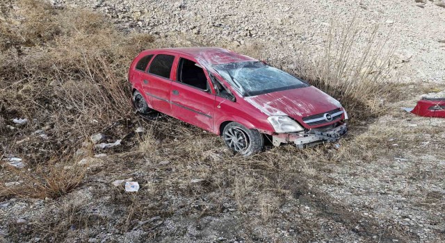 Kontrolden çıkan araç takla atarak karşı şeride geçti: 2 yaralı