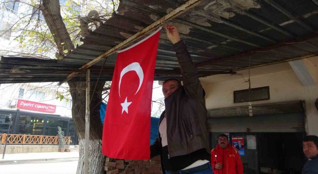 Kozanda esnaflar iş yerlerini Türk bayrakları ile donattı