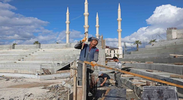 Kumluca Atatürk Stadyumunun kaba inşaatı yüzde 85 tamamlandı