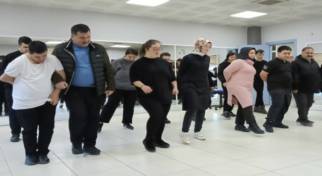 Kusursuz Kafenin kusursız çalışanları provada