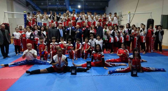 Kütahyada kick boksta ulusal ve uluslararası yarışmalarda başarı elde eden sporcular ödüllendirildi