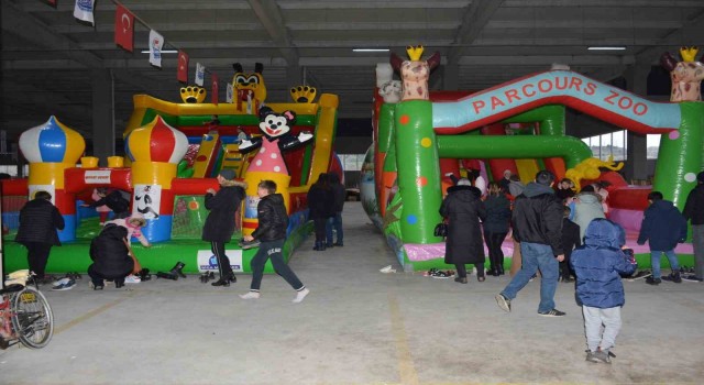 Lapsekide ara tatil çocuk şenliği başladı