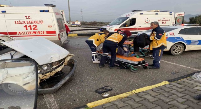 Manisada 2 otomobil çarpıştı: 8 yaralı