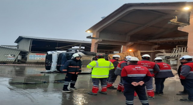 Mardinde hafriyat kamyonu devrildi: 2 yaralı