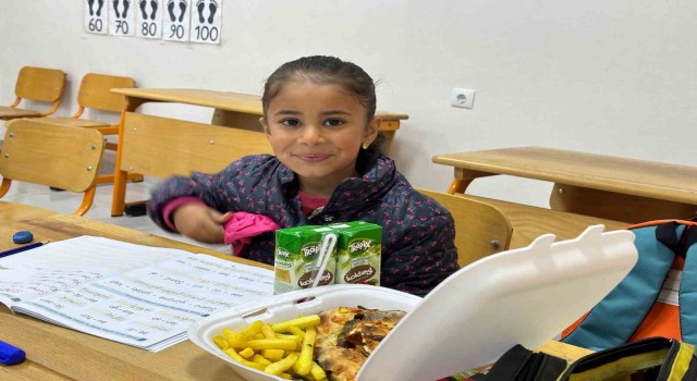 Mardinde köy köy gezilip çocuklara 3 ayda 2 bin pizza dağıtıldı