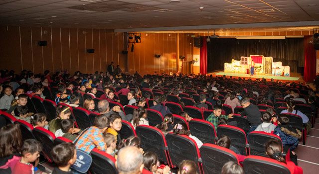 Mersin Büyükşehir Belediyesi, kırsaldaki çocukları tiyatro ile buluşturdu