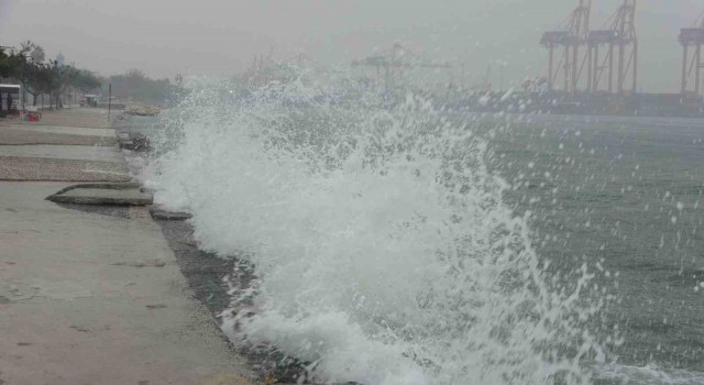 Mersin'de yağışlı hava etkili olmaya başladı, Akdenizde hortum çıktı