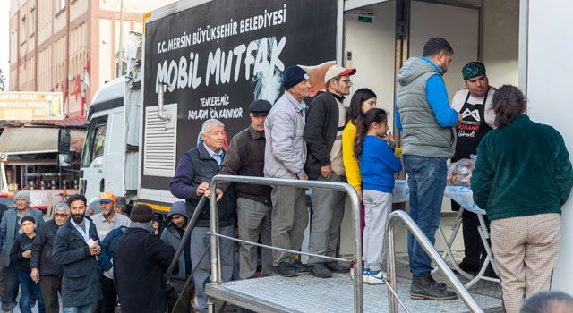 'Mobil Mutfak Tırı' Tarsus'ta yoğun ilgi gördü