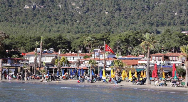 Muğlada sahiller yazdan kalma günleri yaşıyor