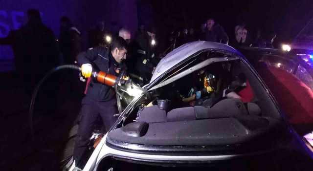 Muşta refüje çarpan otomobil takla attı: 2 yaralı