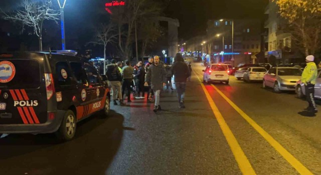 Önce kavga etti, sonra polisin üzerine araç sürdü: 1 polis yaralı