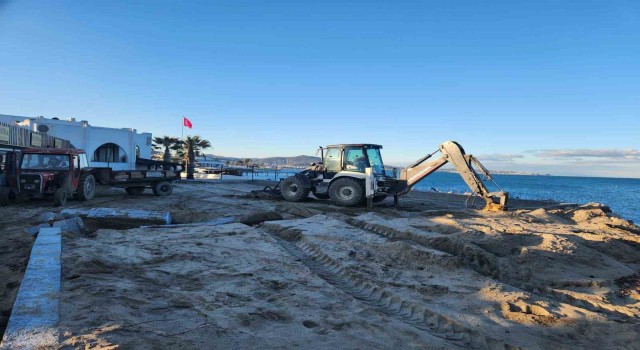 Ören Plajında izinsiz yapılan beton setler yıkıldı