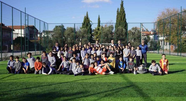 Ortacada Şehit Nasuh Aydın Ortaokulunun da halı sahası açıldı