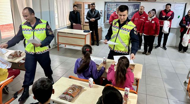 Osmaniye'de Öğrencilere Karne ve Hediye Dağıtıldı