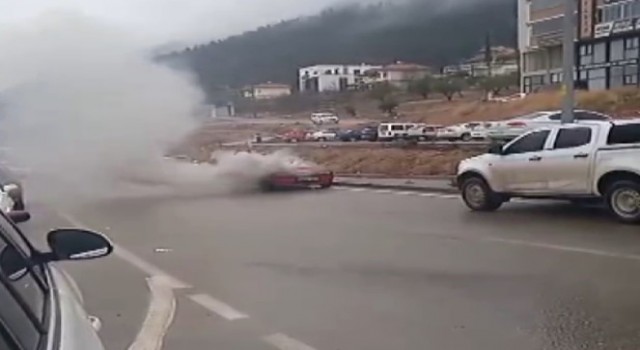 Otomobil yangını kamerada