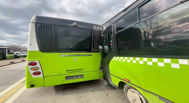 Özel halk otobüsü ile belediye otobüsü çarpıştı: 6 yaralı