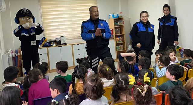 Polisler Kreşte Çocuklarla Buluştu