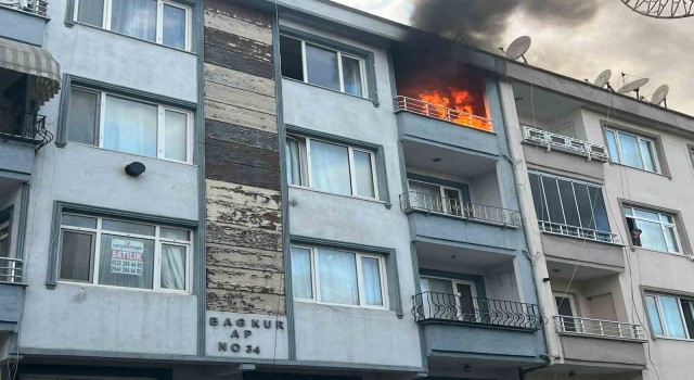 Sakaryada alev alev yanan evdeki 2 çocuk dumandan etkilendi