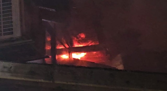 Sakarya'da tek katlı ev alevlere teslim oldu