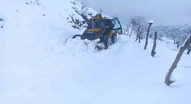 Sasonda kar nedeniyle ulaşıma kapanan köy yolları açılıyor