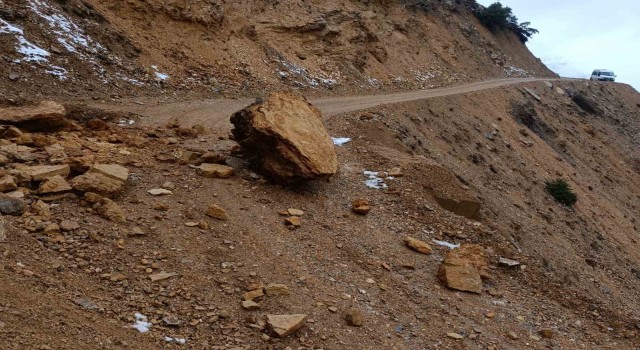 Sasonda yola düşen kaya parçaları köy yolunu ulaşıma kapattı
