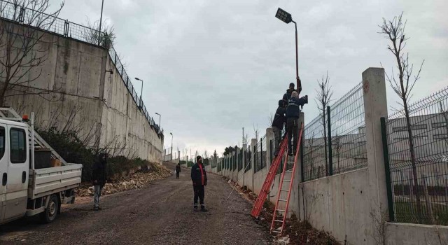 Şehir Hastanesi bağlantı yolu güneş enerjisi ile aydınlatılıyor