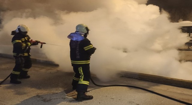 Seyir halindeki otomobil alev topuna döndü