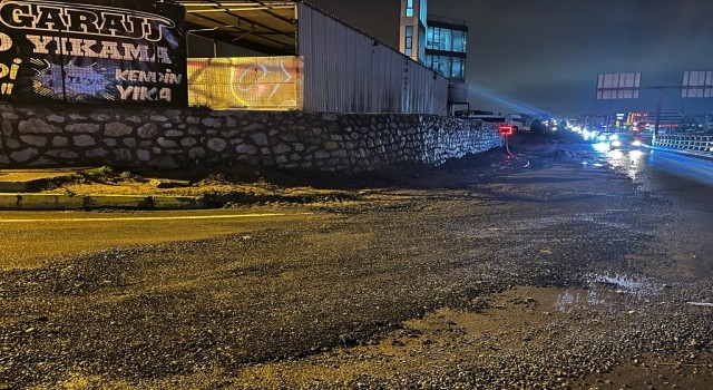 Seyir halindeki otomobil çukura düştü