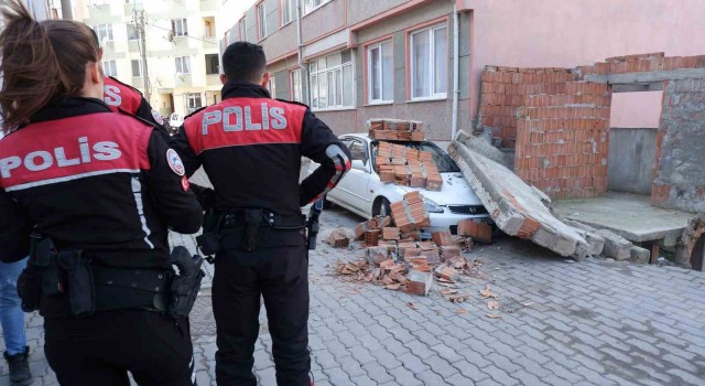 Şiddetli rüzgar nedeniyle otomobilin üzerine duvar yıkıldı