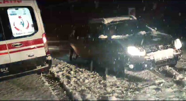Siirtte karlı kapalı yollarda hastaların imdadına karla mücadele ekipleri yetişti