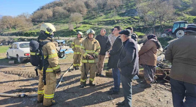 Sındırgıda elektrik kontağı yüzünden çıkan yangın bir evi kül etti