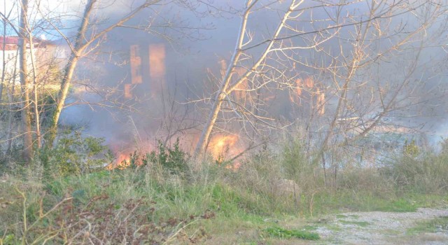 Sinopta korkutan yangın: Lastik deposu alev aldı