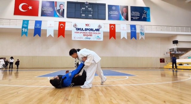 Sinopta öğrencilere judo ve güreş kursu