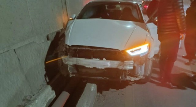 Şırnakta otomobil bariyerlere çarptı: 3 yaralı