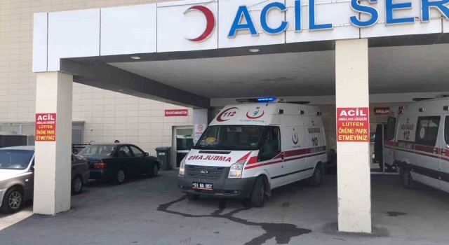 Sislenen yolda araç gişe bariyerlerine çarptı: 1i ağır 2 yaralı