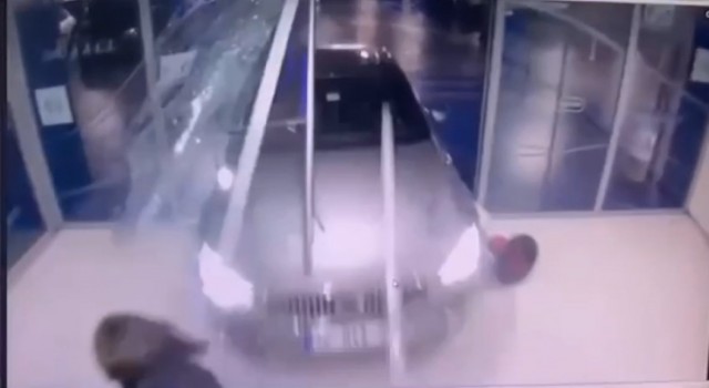 Şişlide AVMde dehşet anları kamerada: Otomobille yürüyen merdivene daldı, 8 yaşındaki çocuk ağır yaralandı