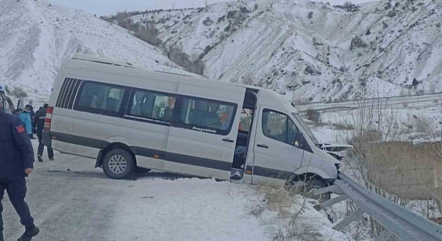 Sivasta minibüs ile otomobilin çarpıştı: 26 yaralı