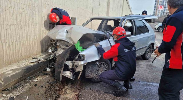 Sivasta otomobiller kafa kafaya çarpıştı: 1i ağır 3 yaralı
