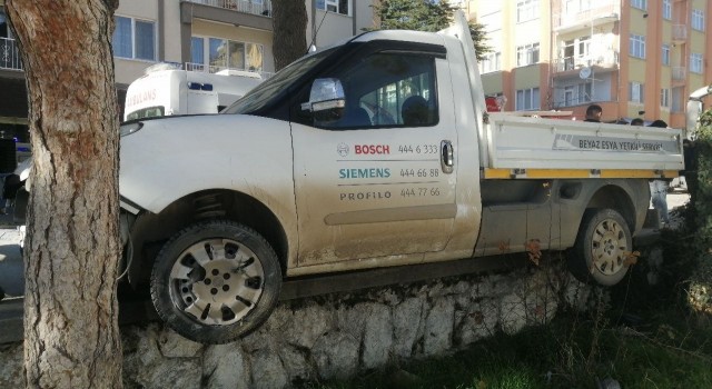 Sokaktan kontrolsüz çıkıp kamyonete çarptı, ortalık savaş alanına döndü: 1 yaralı