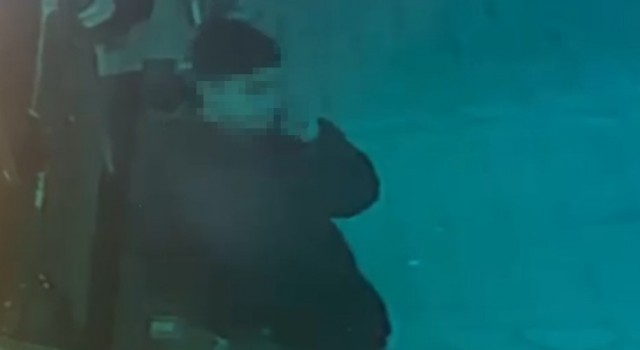 Sultangazide konuşacakmış gibi yaparak gülümseyip karnından vurdu: O anlar kamerada