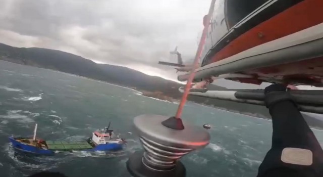 Sürüklenen geminin mürettebatı helikopterle kurtarıldı