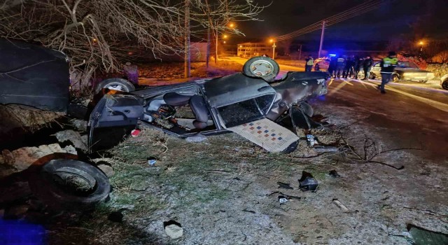 Takla atıp ters dönen otomobilde 4 kişi yaralandı