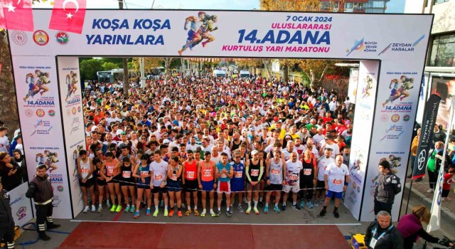 Tarihin içinde maraton koşusu renkli görüntülere sahne oldu
