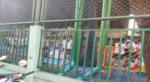 Tayland'da arkadaşını tüm öğrencilerin gözü önünce defalarca bıçakladı