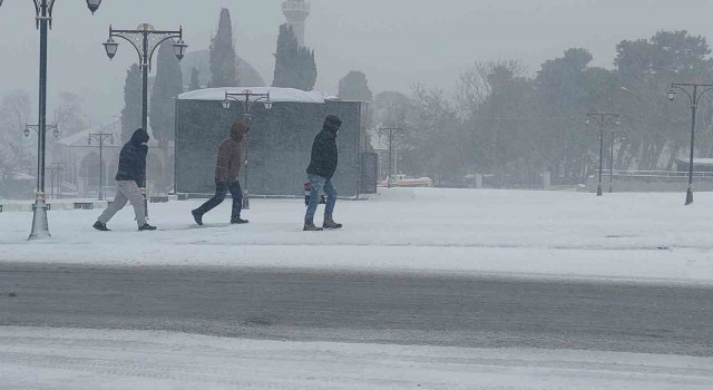 Tekirdağda yoğun kar tipiyle sürüyor: Vatandaşlar yürümekte güçlük çekti